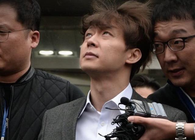 朴有天出狱后近照曝光,与粉丝礼物合影神态轻松