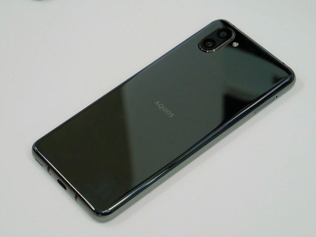 配置讨喜外观有点奇葩!刘海屏水滴屏全都齐全的夏普r3发布