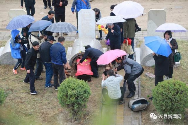 晋绥情缘归队战斗报记者方唯若和他的妻子战队剧社编剧莫耶骨灰安葬