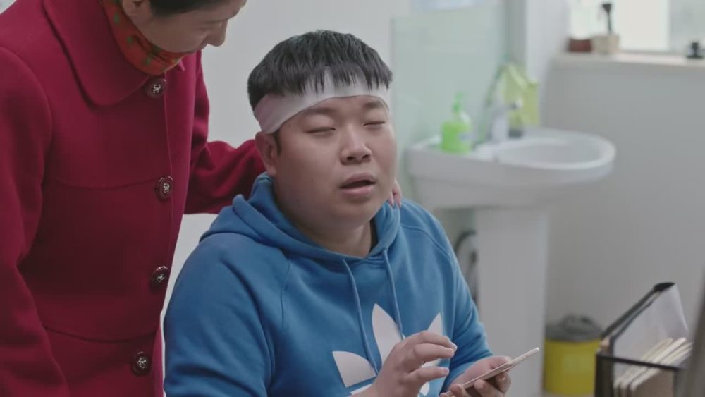 《都挺好》:众邦为什么看上去傻?因为他没有"感觉"