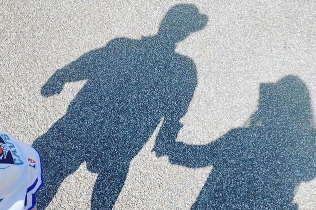 陈赫晒集市出游照秀恩爱,张子萱为老公拍照的姿势抢镜了!