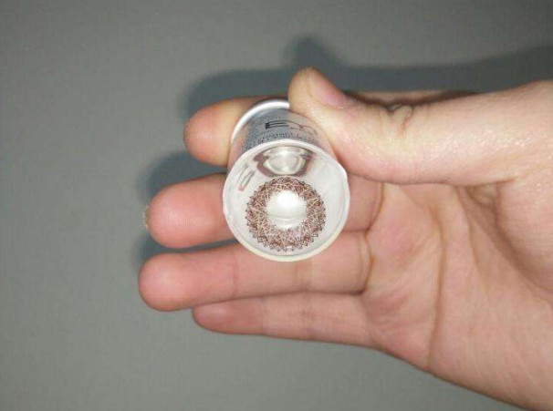 戴隐形眼镜睡觉的注意了,女子眼睛流荧光泪,医生:可能会失明