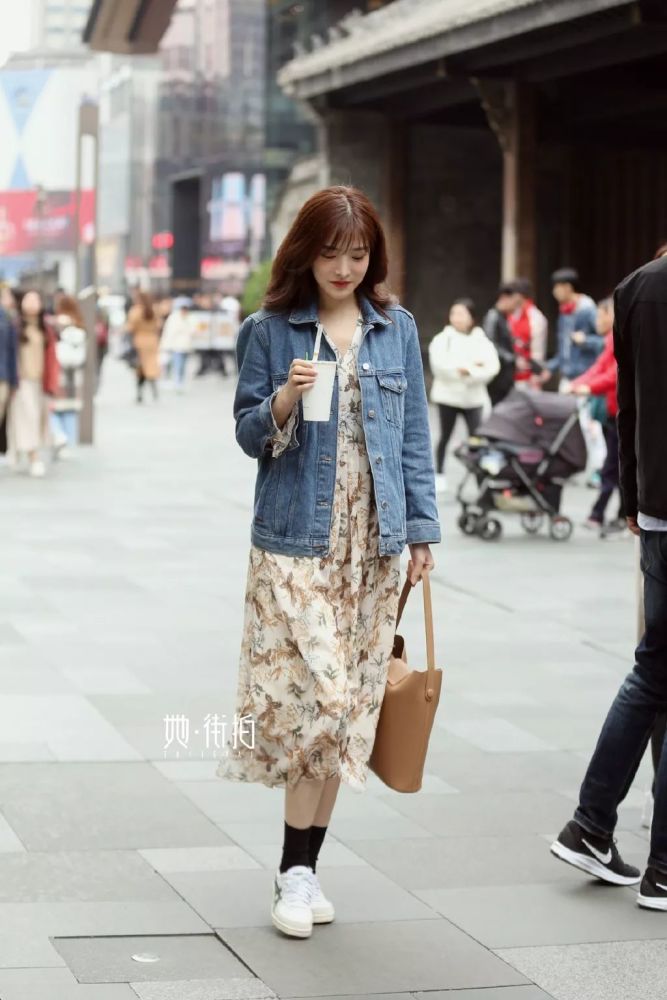 裙子 运动鞋,才是2021春夏超潮搭配!