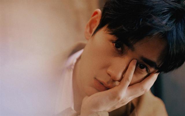 朱一龙的"饮酒照"火了,儒雅的成熟男人魅力,直击少女心!