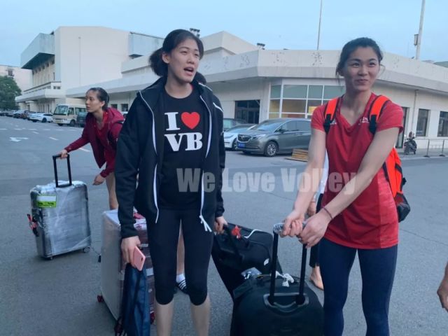 zhuper回家啦!公寓楼下巧遇队友,见面就检查李盈莹腹肌