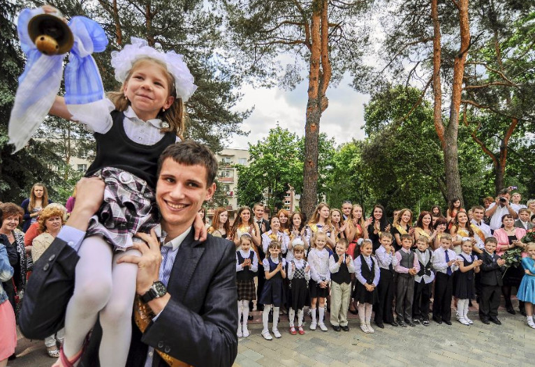 直击:俄罗斯学生的毕业狂欢,5张图尽显青春活力