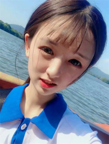 允恩学生期多可爱?梳何蓝逗同款"丫鬟刘海",网友:颜值巅峰!