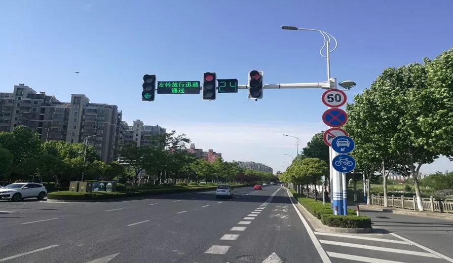 右转箭头红灯亮时禁止机动车右转右转箭头灯不亮时,右转的机动车在不