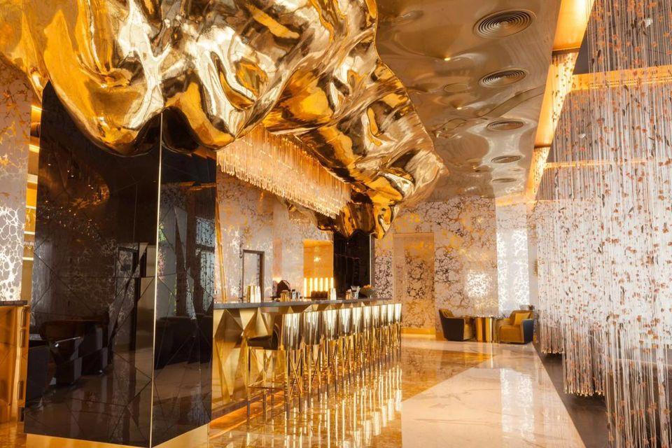 迪拜花十亿美元建成的世界最豪华酒店:墙壁贴满金箔无比刺眼