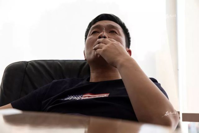 一开始,王银达还能按时足额还上利息,逐渐地, 他发现公司资金周转