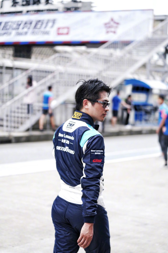 韩寒做回赛车手,重返赛场的他笑得很灿烂,但这张图才是亮点