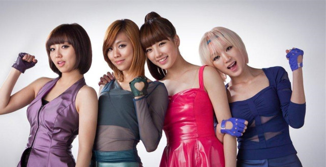 在韩国出道后孟佳的星途还是不错的,所在组合连续获得过新人奖,最佳