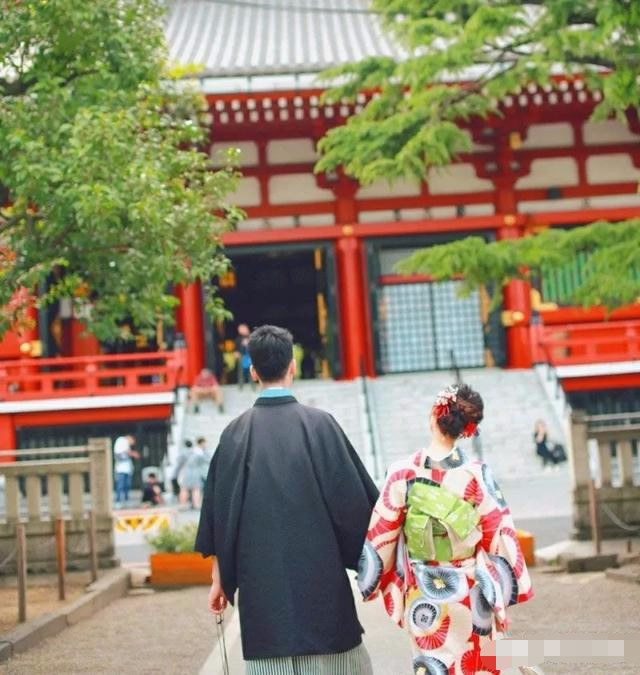 辽篮刘志轩携女友日本游玩穿和服秀恩爱球迷称都啥状态还有心思玩