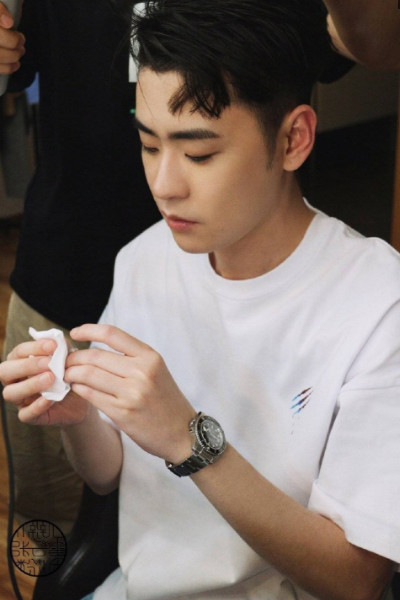 小辫儿张云雷,二爷的新发型抢镜,一个字"帅"!