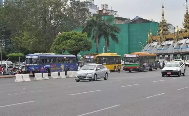 缅甸仰光天气实在太热,连公交车都已经受