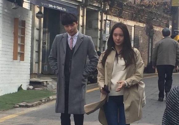 张艺兴与郑秀晶合作的电影《闭嘴!爱吧》,光看路透照就好期待!