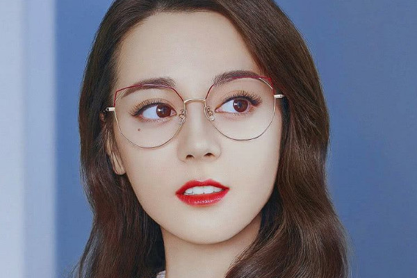 迪丽热巴为何很少戴眼镜?