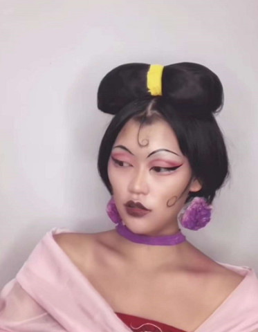 的眼影,在第三张照片中,小姐姐的眼妆已经完成,正在进行着唇妆的工程