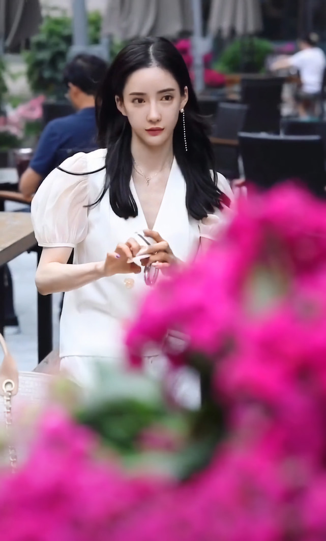 潘南笙终于低调了一次穿成大学生逛街被拍后表情亮了