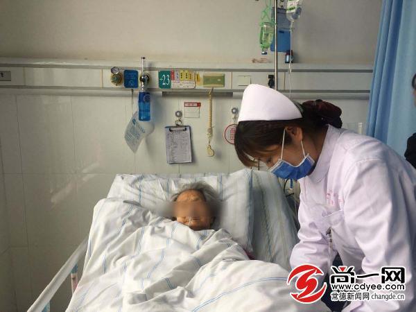 戴平老人安静地躺在病床上,虽不能言语,却神态安详.