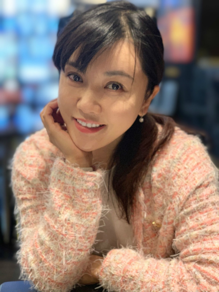 38岁刘淼一头马尾好少女,粉色毛衣显气质,