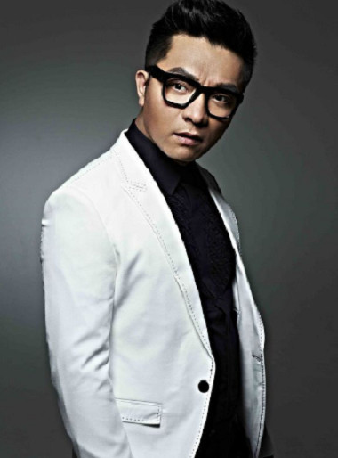 这首经典歌曲是汤潮用写故事的方式创作出来的,简单易懂,每个年龄段的