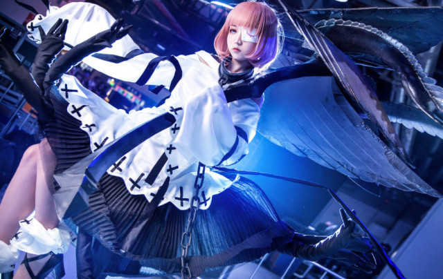 萤火虫漫展妹子cos羽弥走红,看到她穿的袜子,网友:这也太可爱了