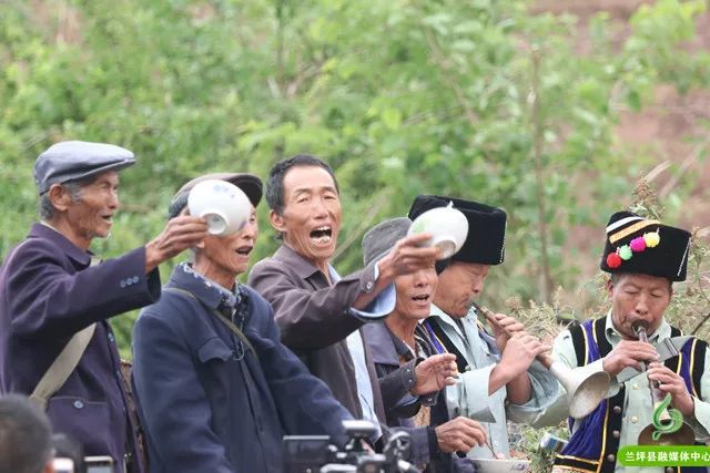 传统习俗 烟川村位于兰坪县西北角中排乡南部,三江并流澜沧江西岸碧罗