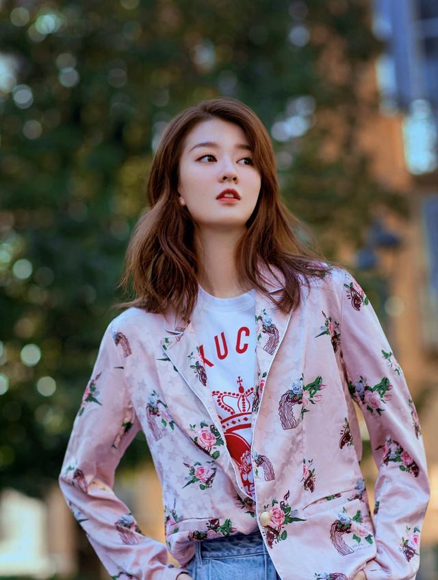 "关雎尔"终于不再低调,几万块上衣当裙装,风格百变让人福气!