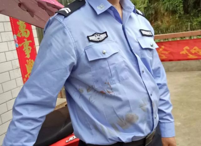 益阳:男子医院门口持刀砍人 辅警路过勇夺砍刀