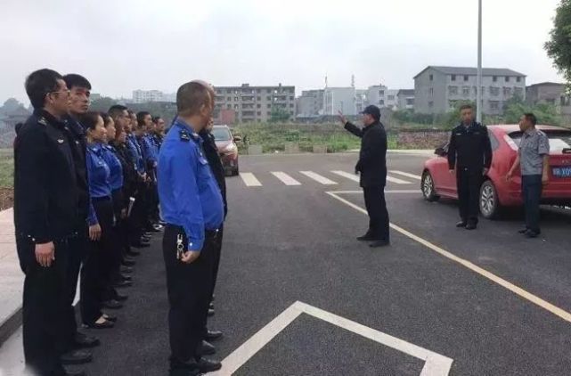 高坪龙门古镇龙腾广场00余平米非法搭建被依法拆除