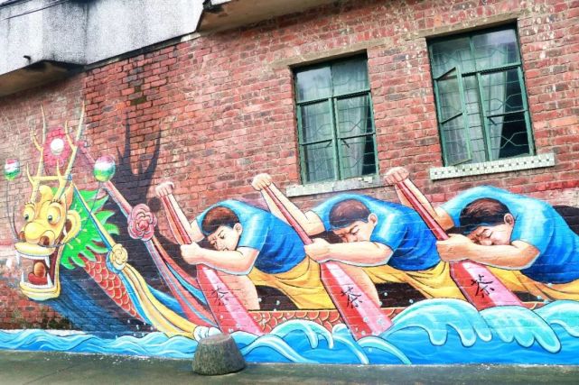 砖红色的墙面与色彩各异的涂鸦融合,交汇出传统感与艺术感.