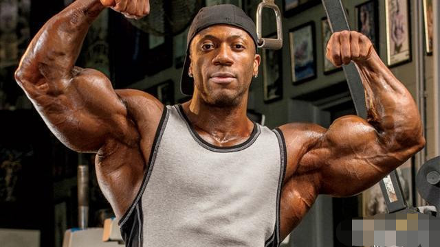 双杠臂屈伸,怎样能练到下胸肌,有什么需要注意