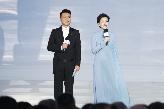 康辉和杨澜登台主持.吴京一身正气.孙楠和吉克隽逸登台演唱.
