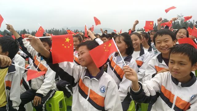 爱心妈妈送爱心 心理辅导师送健康——龙场中学迎来一批特殊客人