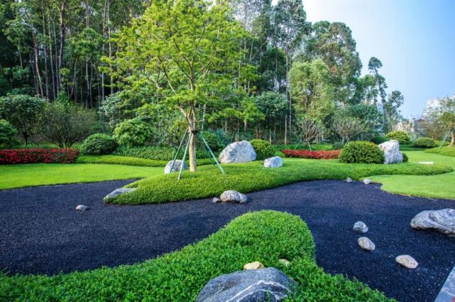 干净简洁,长度不一的条石汀步,像是一条潺潺溪流,承载了行人的归家之