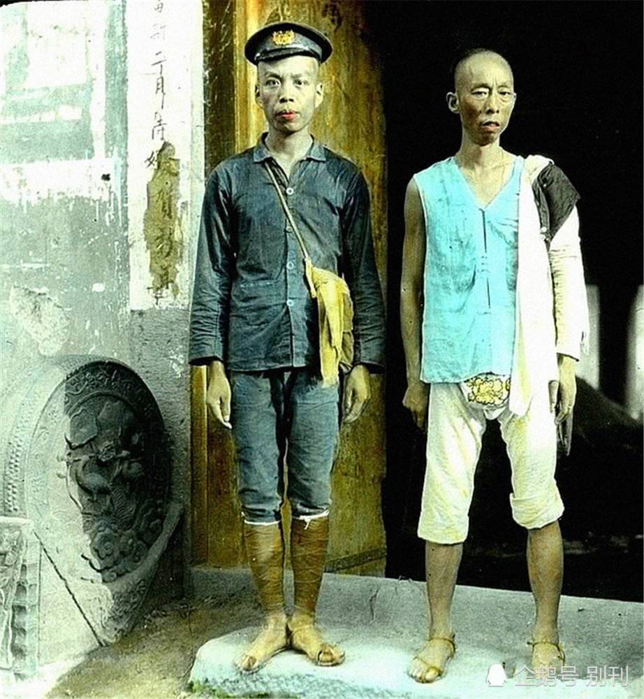 其中一位是邮差模样的扮相,看起来很精神,旁边站着的男子穿的服装很
