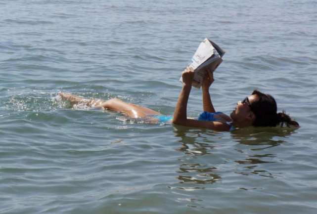 死海真的淹不死人?为什么没人下水玩?网友:其