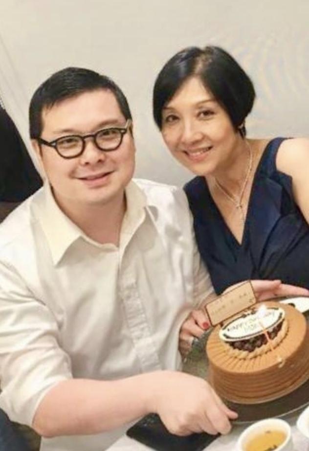 与美籍华人结婚之后,蔡盈盈生下了第三个孩子黄伟文,一家三口在美国