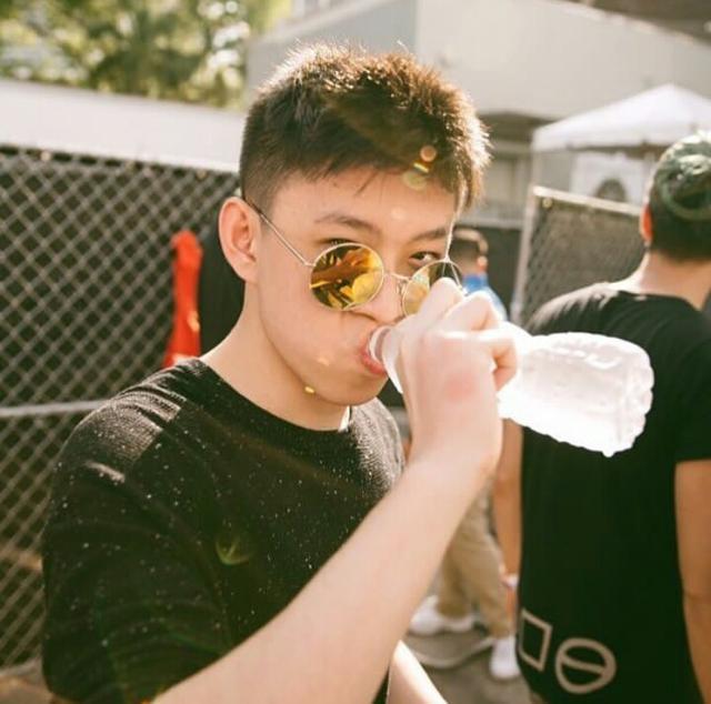 rich brian1999年9月3日出生在印度尼西亚,但是他可不是印尼本土人,他