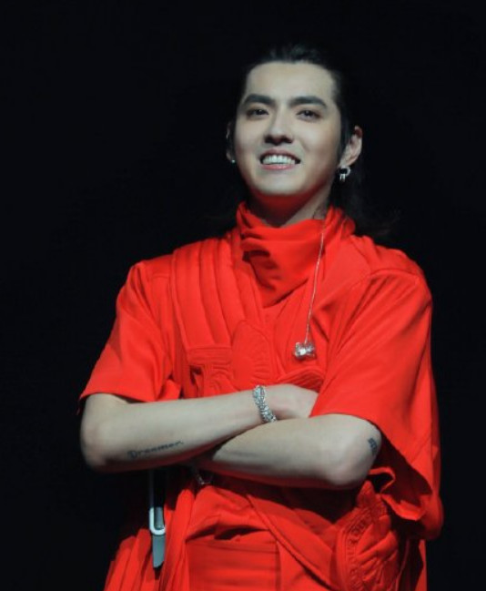 吴亦凡《大碗宽面》舞台首秀,穿红裙子激情献唱,最后嗨到笑场