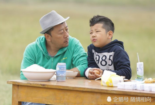 郭涛晒儿子和老婆合照,石头的身高和体重引热议,网友:确定才12岁?