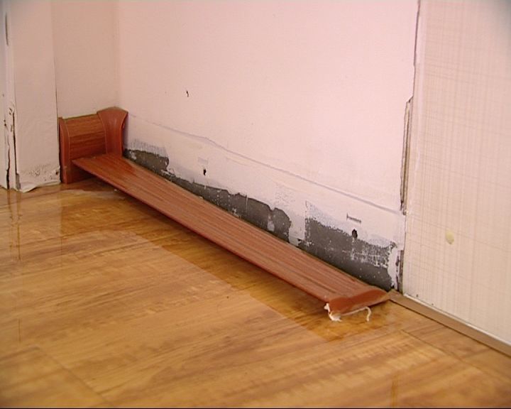 济南一业主家中臭味熏天,污水没过脚脖子