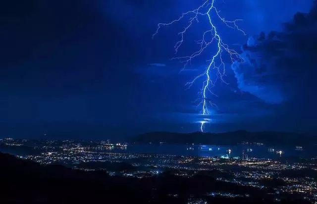 小编就想问问 这魔幻的天气 敢问是哪位仙家在此渡劫呢?