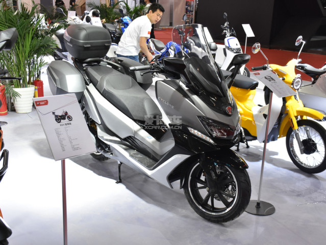 通勤神器速可达 北京摩展中的踏板摩托