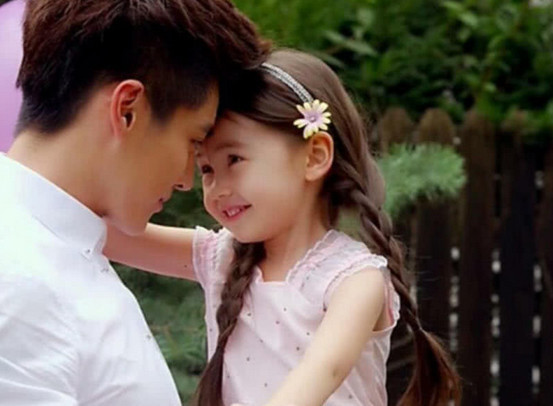 还记得骑在吴亦凡肩膀上的小女孩吗?如今长大了,模样也变了!