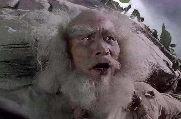 在剧中他偷学了九阳真经,但是被张三丰打下山崖,变成了一个残废,只能