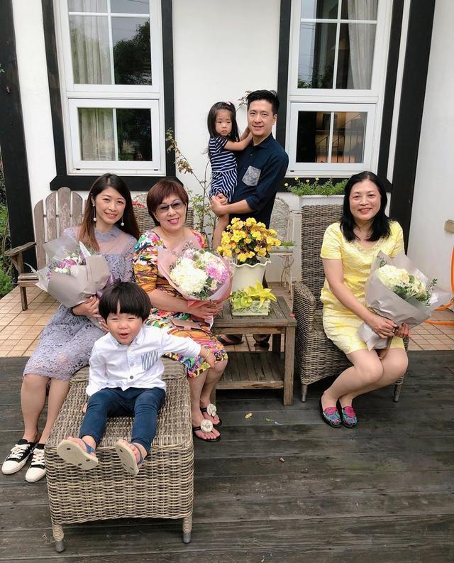 下图是林志颖弟弟一家四口,林志鑫的妻子平日里经常