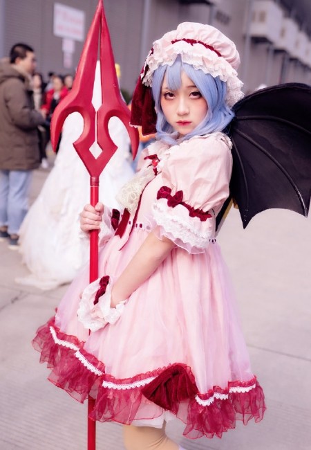 14岁少女蕾米莉亚cosplay,黑暗小翅膀,网友:扯一下估计会哭!