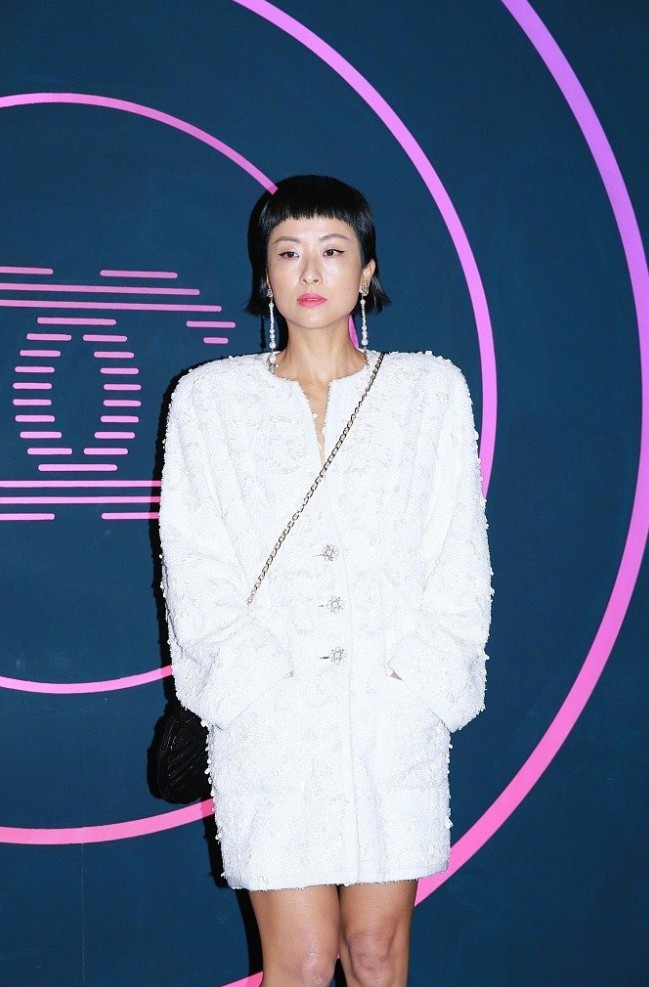 徐濠萦终于低调了一回,只穿了简约的黑白造型,却变得时尚了